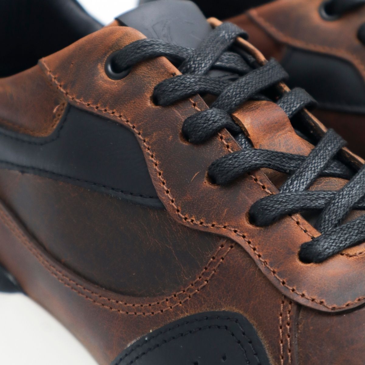 Zapato de Cuero T-15 Color Cafe Con Apliques en Negro