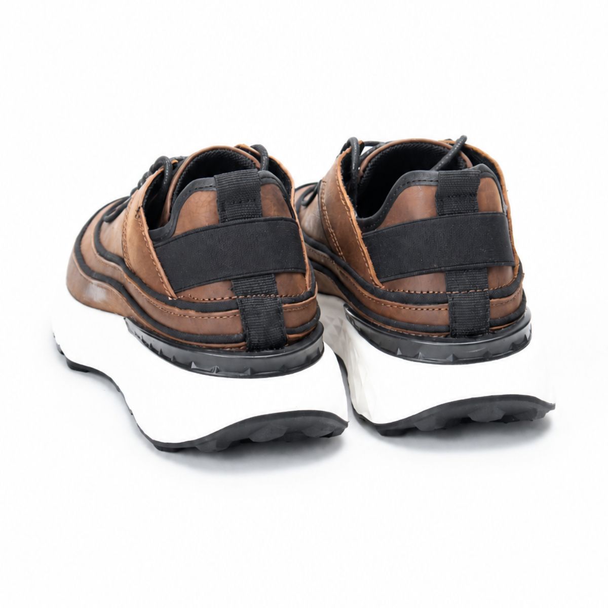 Zapato 919 En Cuero Graso Color Miel con Apliques en Negro