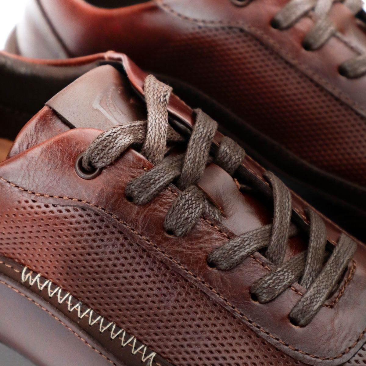 Zapato de Cuero T- 18 Color Vinotinto Con Degrade en Café