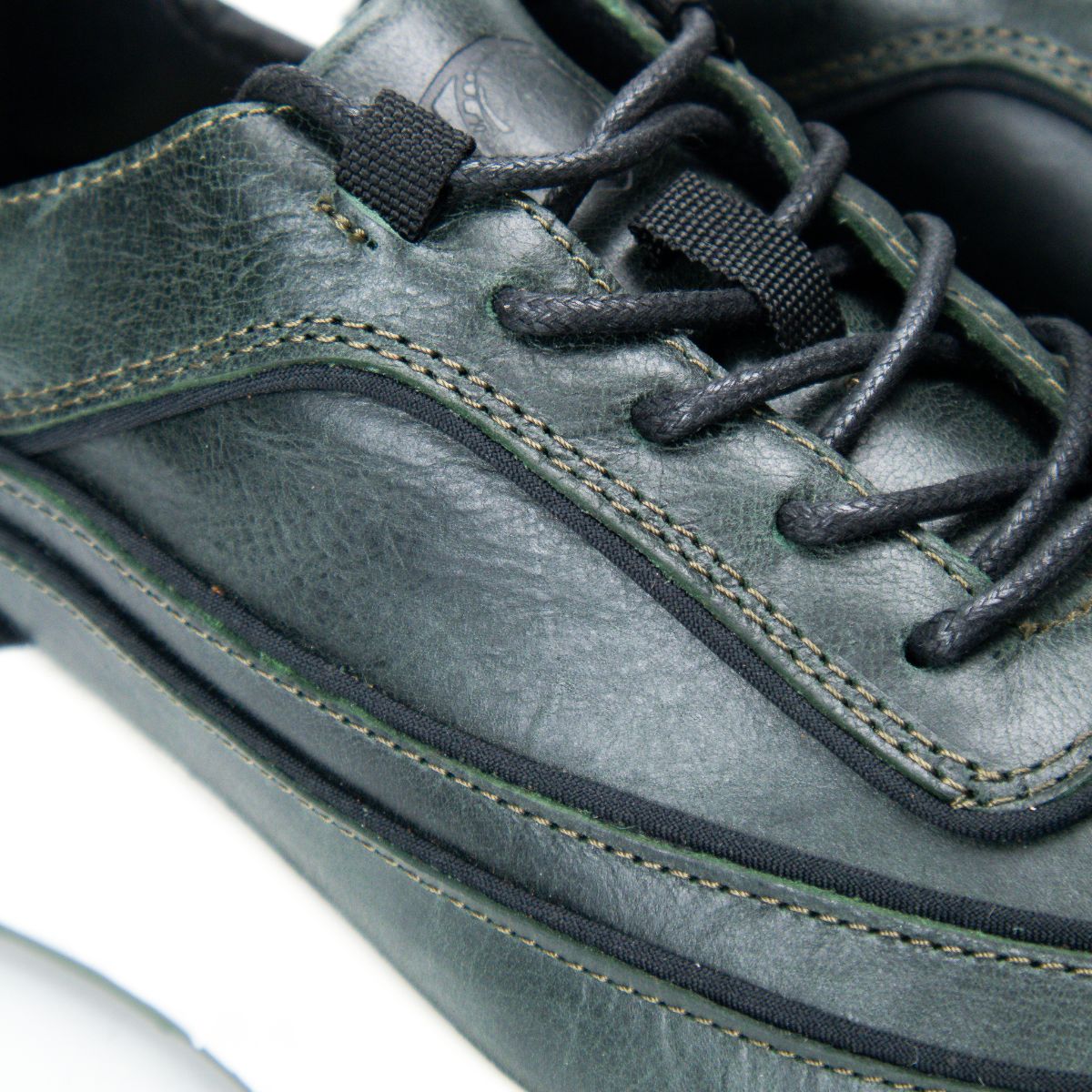 Zapato 913 En Cuero Verde Metalizado