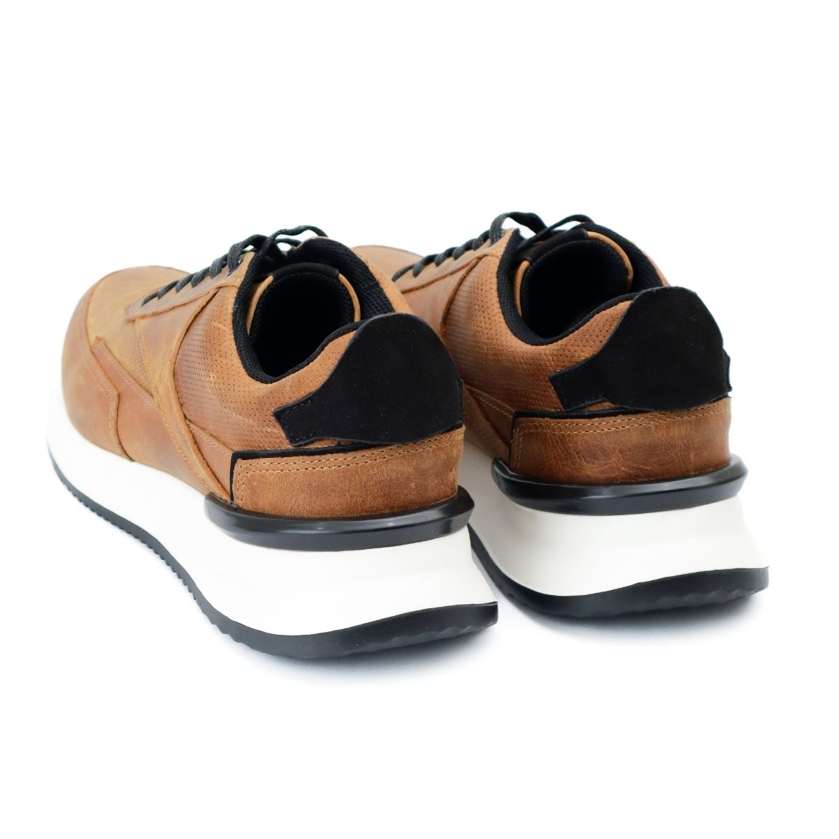 Zapato En Cuero Graso Color Miel con Apliques en Negro 3223
