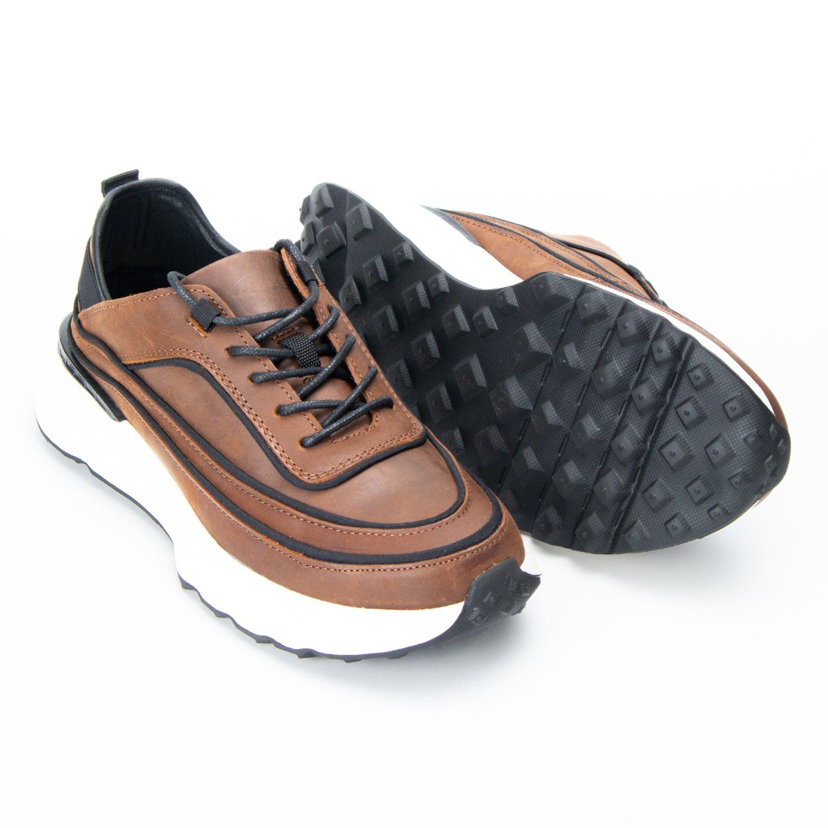 Zapato 919 En Cuero Graso Color Miel con Apliques en Negro