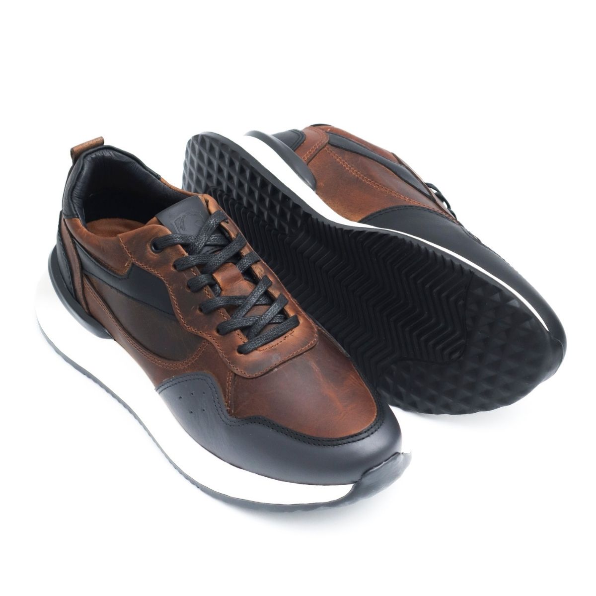 Zapato de Cuero T-15 Color Cafe Con Apliques en Negro